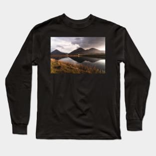 Mirror lake with house and mountains in the background - Isle of Skye Scotland Long Sleeve T-Shirt